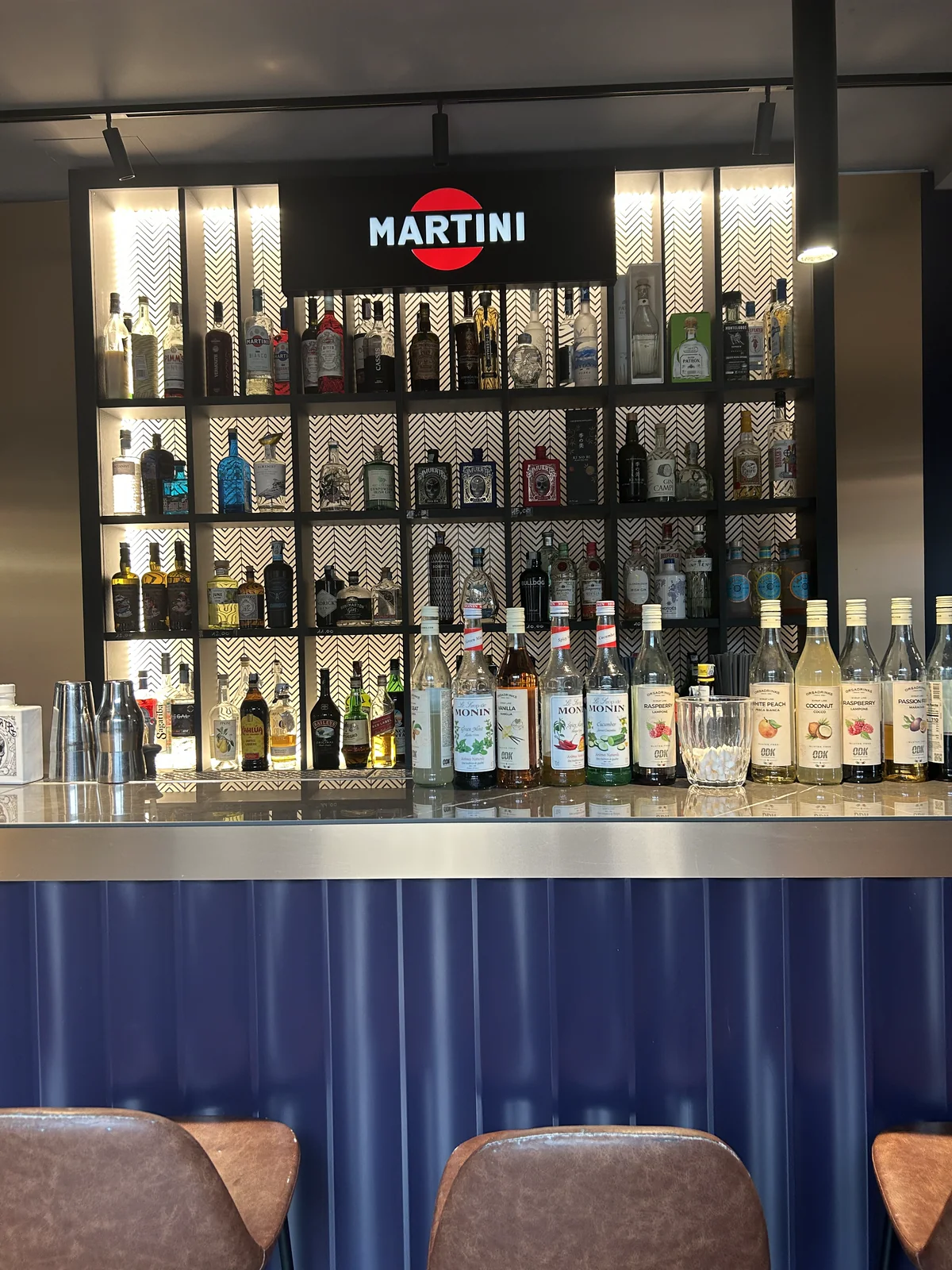 Bancone e bottigliera di Il Posto con insegna Martini