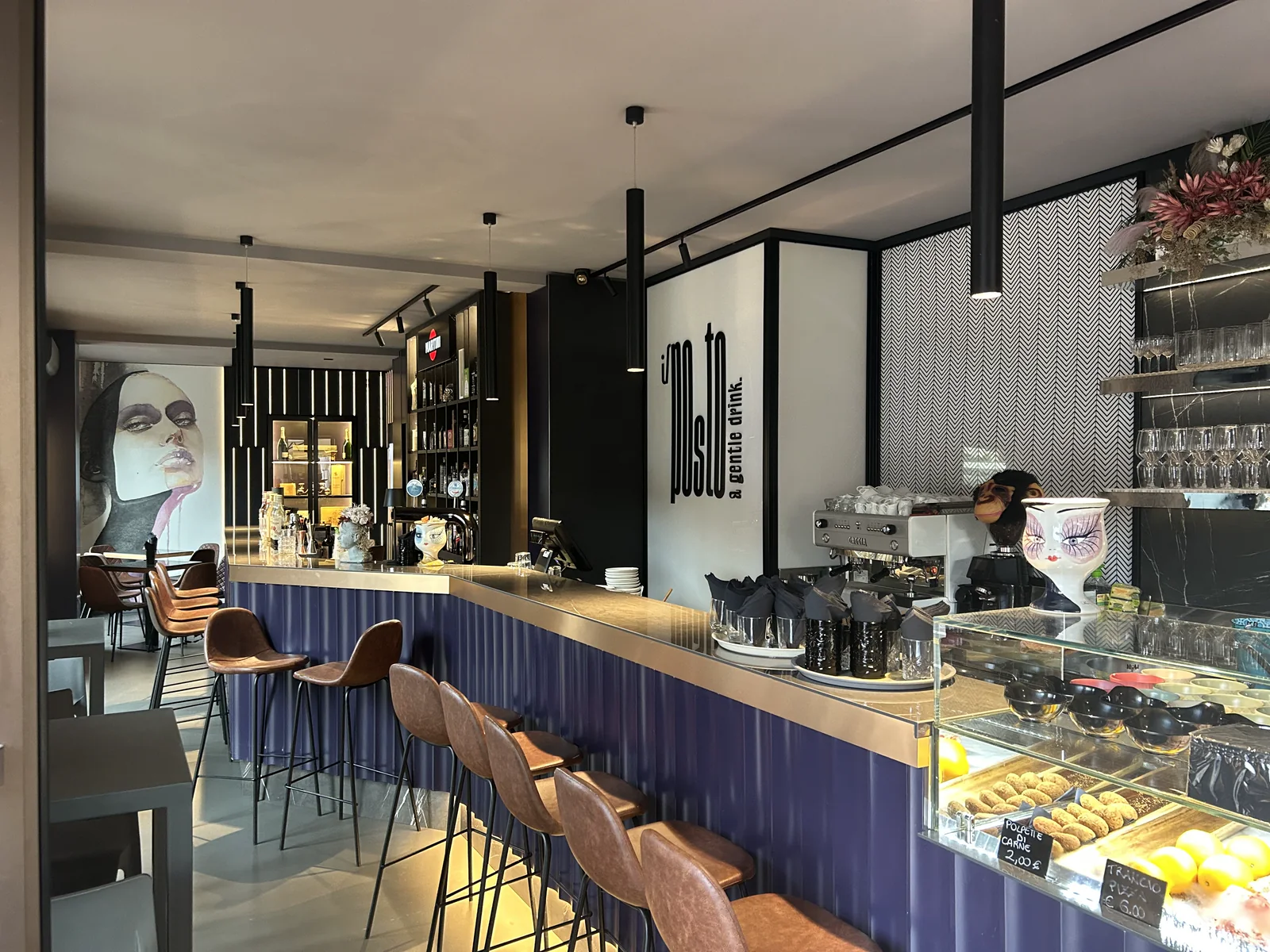 Vista interna del bancone di Il Posto con allestimento Martini