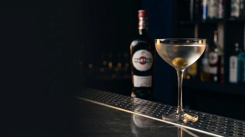 Martini Dry servito al bancone con oliva
