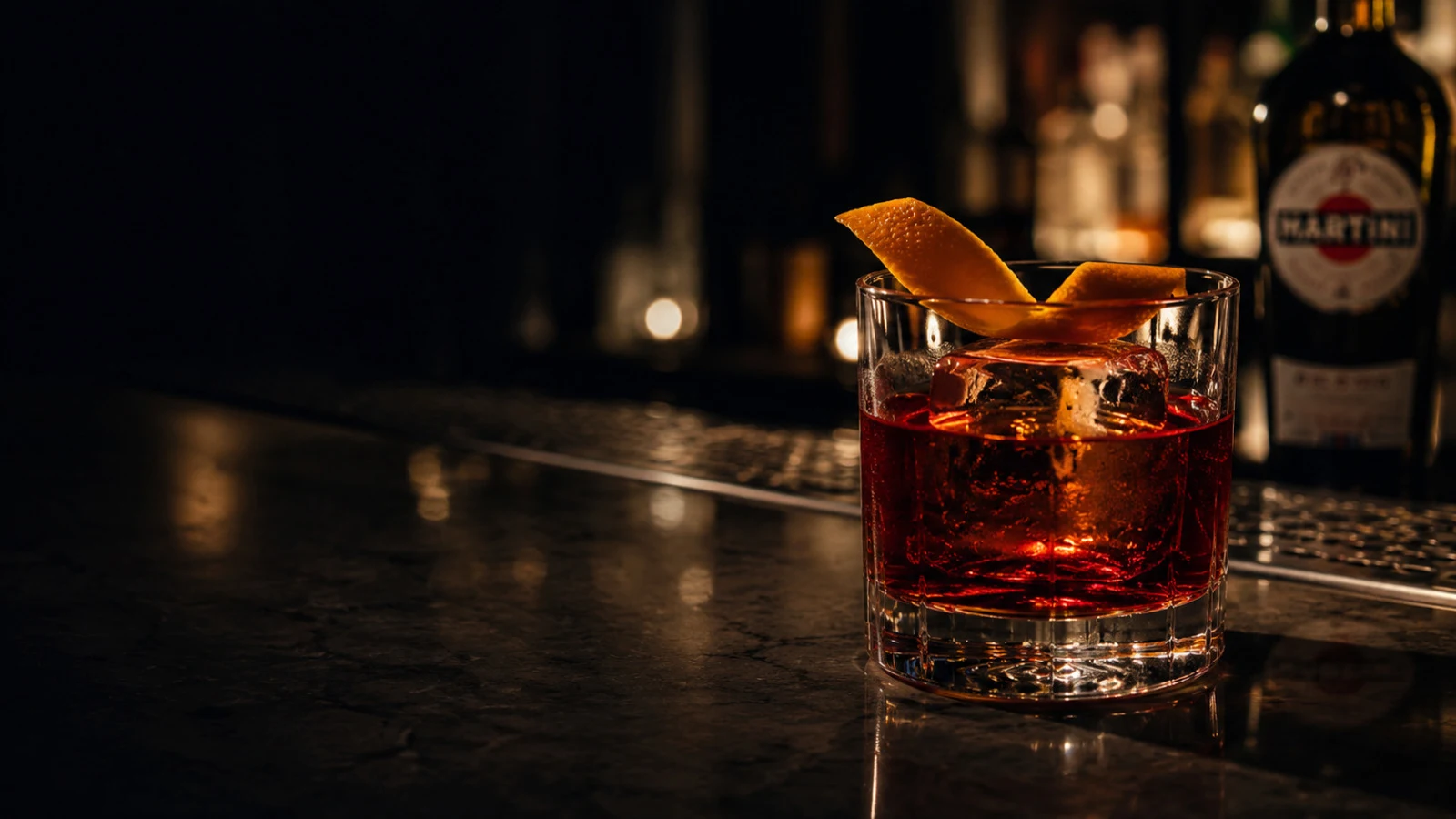 Negroni con ghiaccio e scorza d'arancia sul bancone