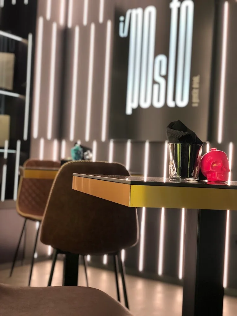 Tavolo di Il Posto con il logo sullo sfondo